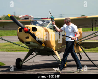 1930er Jahre Vintage American gebaut Piper Trainingsflugzeug wird betankt am Breighton Flugplatz, Yorkshire, Großbritannien Stockfoto