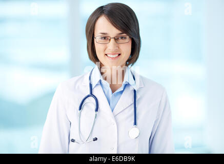 Porträt einer lächelnden Ärztin Stockfoto