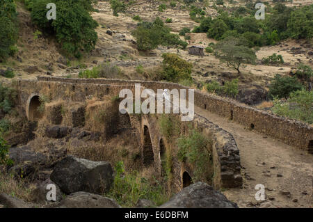 Dorfbewohner, die zu Fuß über die alte Steinbrücke bei der Blue Nile fällt (Tis Abay), in der Nähe von Bahir Dar, Äthiopien Stockfoto