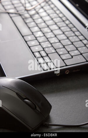 Computer-Maus neben einem Laptop und Gläser, Nahaufnahme Stockfoto