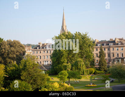 Öffentlicher Park Parade Gardens im Zentrum von Bath, Somerset, England mit georgianischen Gebäuden North Parade und Kirchturm Stockfoto