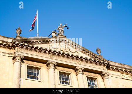 Britannia hält Waage der Gerechtigkeit mit Union Jack-Flagge auf der Oberseite der Guildhall, Bath, Somerset, England Stockfoto