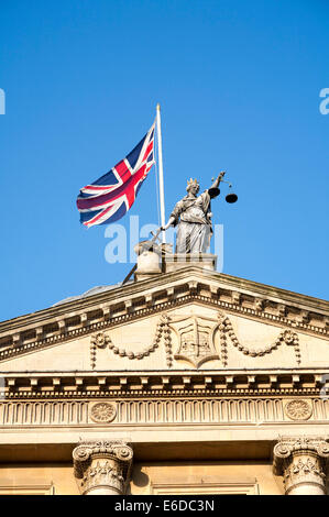 Britannia hält Waage der Gerechtigkeit mit Union Jack-Flagge auf der Oberseite der Guildhall, Bath, Somerset, England Stockfoto