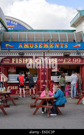 Touristen, Fisch und Chips auf Central Pier in Blackpool, Lancashire Stockfoto