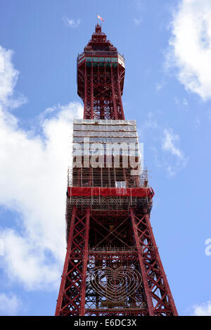 Blackpool Tower in Lancashire, England gesehen von der Promenade und mit Nachweis der Wartung Stockfoto