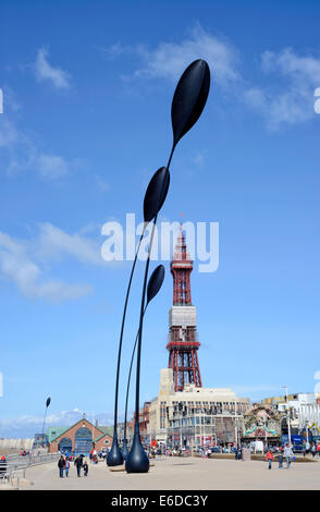 Blackpool Tower in Lancashire, England gesehen von der Promenade mit Seed pod Kunst installation Stockfoto