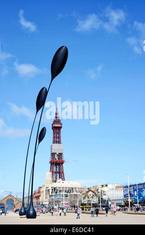 Blackpool Tower in Lancashire, England gesehen von der Promenade mit Seed pod Kunst installation Stockfoto