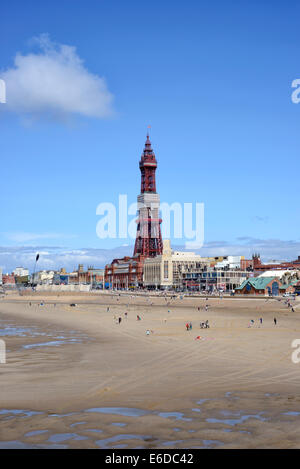 Blackpool Tower in Lancashire, England über den Strand von Central Pier gesehen Stockfoto