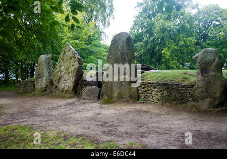 Wayland Schmiede ist eine historische neolithischen gekammerten Dolmen auf der Höhenweg in der Nähe von Asnbury, Oxfordshire, England Stockfoto