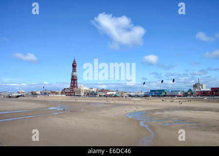 Blackpool Tower in Lancashire, England über den Strand von Central Pier gesehen Stockfoto