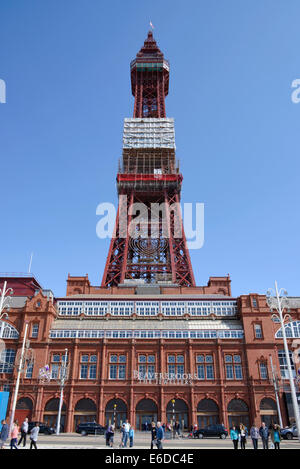 Blackpool Tower in Lancashire, England gesehen von der Promenade und mit Nachweis der Wartung Stockfoto