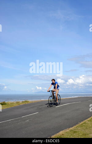 Junger Mann reiten Fahrrad auf Küstenweg in Blackpool, Lancashire Stockfoto