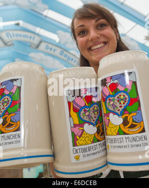 München, Deutschland. 21. August 2014. Julia präsentiert den neuen Wies'n Bierkrug für 2014 auf dem Oktoberfest auf der Theresienwiese in München, Deutschland, 21. August 2014. Oktoberfest findet vom 20 September bis 05. Oktober dieses Jahres. Foto: PETER KNEFFEL/Dpa/Alamy Live News Stockfoto