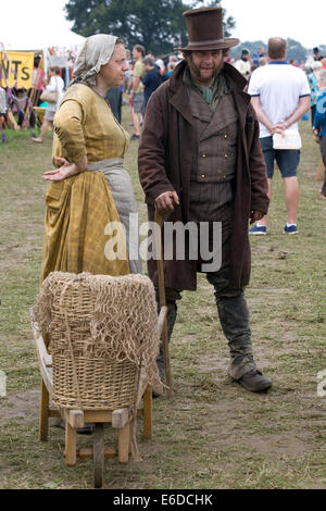 Leute, gekleidet in historischen Kostümen bei einer Show in England Stockfoto