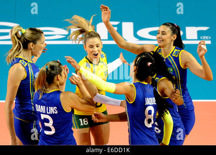 Tokio, Japan. 21. August 2014. Brasilianische Spieler feiern für einen Wert in das letzte Vorrundenspiel der FIVB Frauen Volleyball World Grand Prix 2014 gegen China in Tokio, Japan, 21. August 2014. Brasilien gewann 3: 0. Bildnachweis: Stringer/Xinhua/Alamy Live-Nachrichten Stockfoto