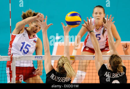 Tokio, Japan. 21. August 2014. Tatiana Koshelevav (L) der Russischen Föderation spikes den Ball in das letzte Vorrundenspiel der FIVB Frauen Volleyball World Grand Prix 2014 gegen Belgien in Tokio, Japan, 21. August 2014. Russland gewann 3: 0. Bildnachweis: Stringer/Xinhua/Alamy Live-Nachrichten Stockfoto