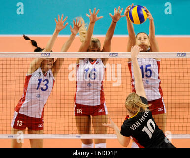 Tokio, Japan. 21. August 2014. Spieler von Russland blockieren den Ball in das letzte Vorrundenspiel der FIVB Frauen Volleyball World Grand Prix 2014 gegen Belgien in Tokio, Japan, 21. August 2014. Russland gewann 3: 0. Bildnachweis: Stringer/Xinhua/Alamy Live-Nachrichten Stockfoto