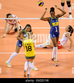 Tokio, Japan. 21. August 2014. Brasilianische Spieler feiern für einen Wert in das letzte Vorrundenspiel der FIVB Frauen Volleyball World Grand Prix 2014 gegen China in Tokio, Japan, 21. August 2014. Brasilien gewann 3: 0. Bildnachweis: Stringer/Xinhua/Alamy Live-Nachrichten Stockfoto