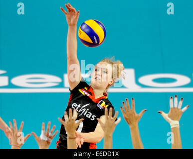 Tokio, Japan. 21. August 2014. Lise Van Hecke von Belgien spikes den Ball in das letzte Vorrundenspiel der FIVB Frauen Volleyball World Grand Prix 2014 gegen Russland in Tokio, Japan, 21. August 2014. Russland gewann 3: 0. Bildnachweis: Stringer/Xinhua/Alamy Live-Nachrichten Stockfoto