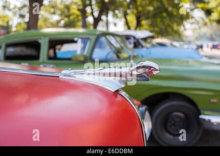 Springenden Widder Kühlerfigur auf der Motorhaube von einem roten Dodge Oldtimer in Havanna, Kuba.  Das Design stammt das Auto bis etwa 1942. Stockfoto