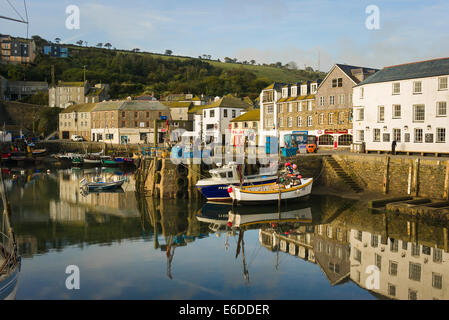 Am frühen Morgen Reflexionen in Mevagissey Hafen Cornwall UK Stockfoto