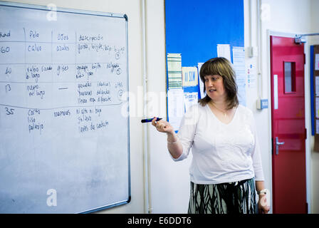 Weibliche Fremdsprachenlehrerin unterrichten von Spanisch auf eine Gesamtschule Klasse in Cirencester, Großbritannien Stockfoto