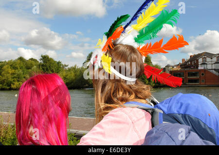 Reading, Berkshire, UK. 21. August 2014. Anja und Alice aus Basingstoke kommen beim Lesen Music Festival an der Themse. Das Festival läuft seit den 1970er Jahren und findet jedes Jahr im August Bank Holiday. Bildnachweis: Tim Redgrove / Alamy Live News Stockfoto