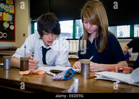 Jungen und Mädchen 14,15,16 in Mittelschule Klasse Stockfoto