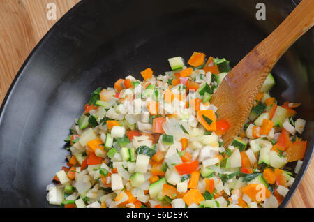 zerkleinerte geschnittene Gemüse im wok Stockfoto