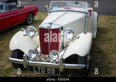 MG zweisitzige Sportwagen auf einer englischen öffnen Stockfoto