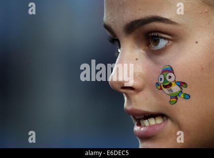 Nanjing, China Jiangsu Provinz. 21. August 2014. Levchenko Yuliya der Ukraine konkurriert im Hochsprung der Frauen mit einem Lele, das Maskottchen der Nanjing 2014 Olympischen Jugendspiele, auf ihrem Gesicht in Nanjing, der ostchinesischen Provinz Jiangsu, 21. August 2014. Bildnachweis: Liao Yujie/Xinhua/Alamy Live-Nachrichten Stockfoto