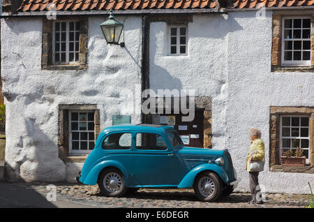 Austin Standard Flying Eight ab ca. 1938 in das 17. Jahrhundert Royal Burgh von Culross in Fife Schottland Stockfoto