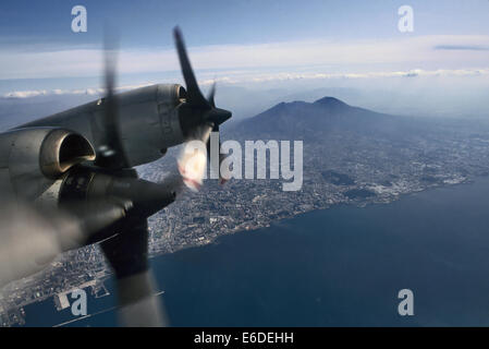 der Golf von Neapel und Vesuv Vulkan (Italien) von einem u-Jagd P3 Orion Flugzeug der US Navy aus gesehen Stockfoto
