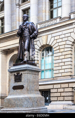 Statue von Karl August von Hardenberg, preußischer Staatsmann, vor dem Abgeordnetenhaus in Berlin. Stockfoto