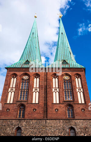 Zwei Türme der Nikolaikirche, St. Nicholas' Church, die älteste Kirche in Berlin. Stockfoto