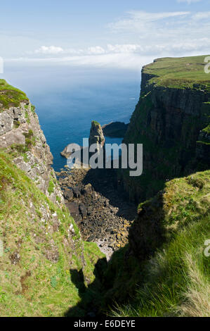 Meer-Stack und Klippen bei Puffin Bay, Handa Island, Sutherland, Schottland Stockfoto