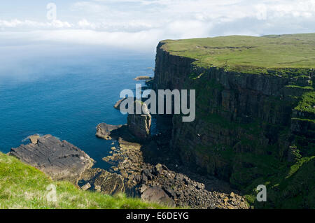 Meer-Stack und Klippen bei Puffin Bay, Handa Island, Sutherland, Schottland Stockfoto