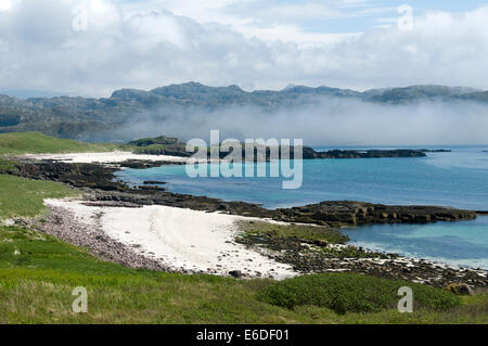 Strände und Meer Nebel nahe der südlichen Spitze von Handa Insel mit dem Festland über, Sutherland, Schottland, Vereinigtes Königreich Stockfoto