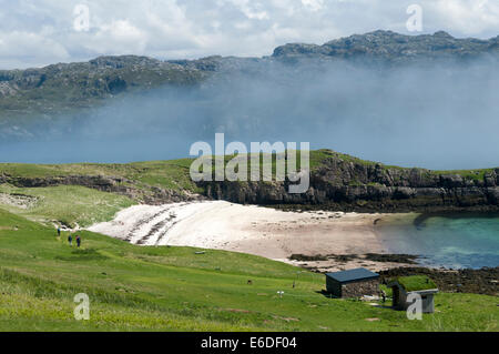 Strand und Meer Nebel nahe der südlichen Spitze von Handa Insel mit dem Festland über, Sutherland, Schottland, Vereinigtes Königreich Stockfoto