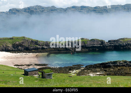 Strand und Meer Nebel nahe der südlichen Spitze von Handa Insel mit dem Festland über, Sutherland, Schottland, Vereinigtes Königreich Stockfoto