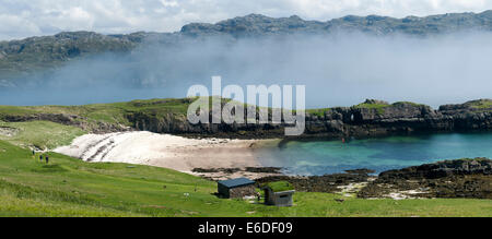 Strand und Meer Nebel nahe der südlichen Spitze von Handa Insel mit dem Festland über, Sutherland, Schottland, Vereinigtes Königreich Stockfoto