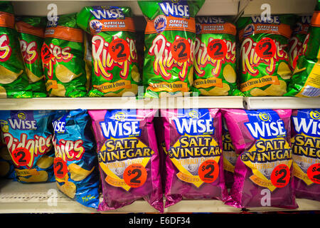 Eine Anzeige der schmackhafte Weise Kartoffelchips in einem Supermarkt in New York Stockfoto