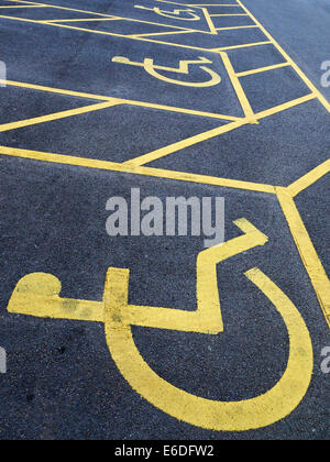 Behindertenparkplatz-Schild auf Asphalt UK Stockfoto