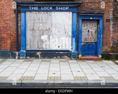 Der Lock-Shop geschlossen und mit Brettern vernagelt in Congleton UK Stockfoto