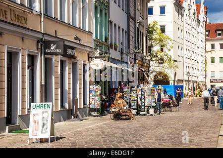Eine belebte Straße Souvenirläden und Juweliere im Nikolaiviertel oder Nicholas Quarter in Berlin. Stockfoto