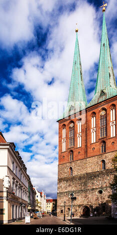 Zwei Türme der Nikolaikirche, St. Nicholas' Church, die älteste Kirche in Berlin in das Nikolaiviertel. Stockfoto