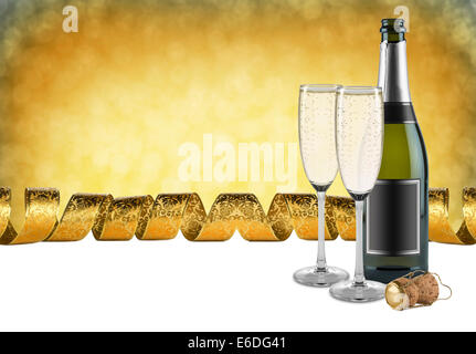 Flasche Champagner Gläser und Kork vor goldenem Hintergrund Stockfoto