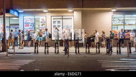 Linie Formen vor einem Supermarkt für die Upright Citizens Brigade-Comedy-Show im Stadtteil Chelsea von New York Stockfoto