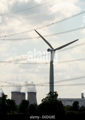 Wind trieb stromerzeugende Turbinen in der Nähe von Kraftwerk Drax Kühltürme, Selby, Yorkshire, Großbritannien Stockfoto