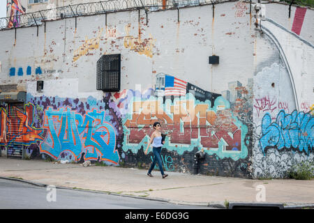 Wandgemälde zieren die Wände im Stadtteil Bushwick, Brooklyn in New York. Stockfoto